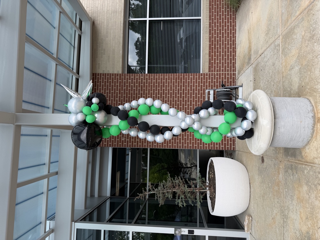 Outdoor spiral balloon pillar